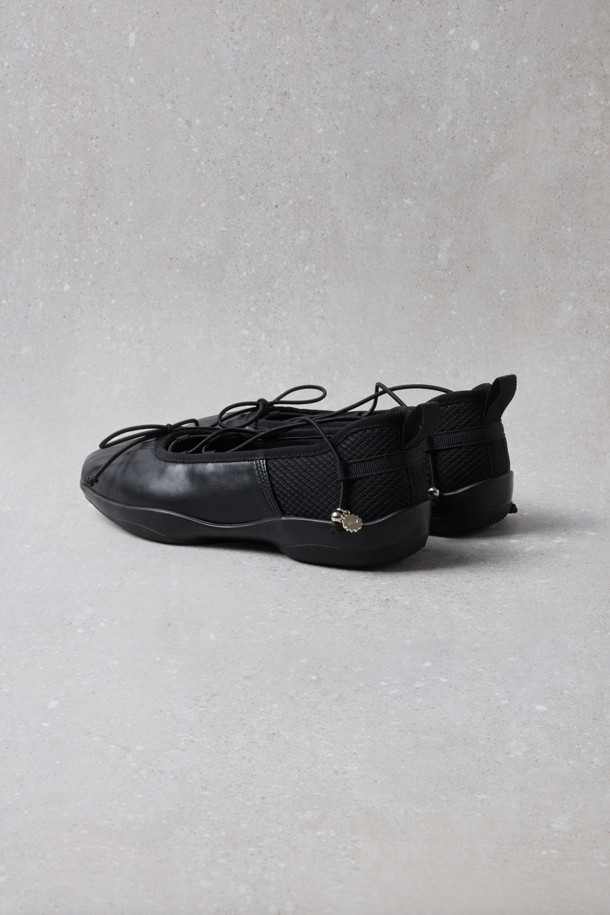 Fev(페브) Comfy 발레 스니커즈(블랙)는 여성용 발레 스니커즈입니다. 봄, 여름, 가을 계절에 맞춰 일상, 동네 마실룩, 카페룩, 산책룩 등 다양한 TPO에 활용하기 좋습니다. 라운드 앞코와 플랫 굽 디자인으로 편안함을 강조했으며, 메시 소재와 쿠션 인솔이 편안한 착용감을 선사합니다. 클래식, 미니멀, 걸리시 스타일을 모두 소화하며, Fev 심볼 참 장식, 힐 탭 디테일, 앞코 주름 디테일이 돋보입니다. 블랙 컬러의 무지 패턴으로 어떤 옷에도 쉽게 매치할 수 있는 데일리 아이템입니다.
