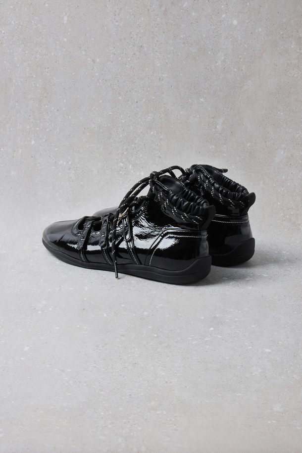 Fev_Comfy highline flat(블랙)은 여성스러운 스타일을 완성하는 플랫슈즈입니다. 블랙 컬러의 에나멜 소재로 제작되어 글로시한 텍스처를 자랑하며, 라운드 토 디자인으로 편안함을 더했습니다. 발목을 감싸는 탑라인과 3줄 스트랩 디테일이 돋보이며, 뒤꿈치 밴딩 처리로 안정적인 착용감을 선사합니다. 레이스업 또는 스트랩 방식으로 신발 끈을 묶을 수 있으며, 리본 브로치 또는 금속 장식으로 포인트를 줄 수 있습니다. 데이트룩, 쇼핑룩, 카페룩 등 다양한 TPO에 클래식, 미니멀, 걸리시 스타일을 연출하기 좋습니다.
