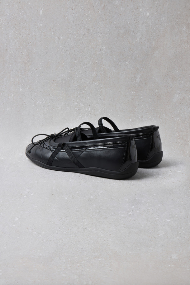 Fev_Comfy flat(블랙)은 여성스러운 무드를 연출하는 데일리 플랫 슈즈입니다. 부드러운 합성가죽 소재로 제작되었으며, 라운드 앞코와 메리제인 탑라인, 밴딩 스트랩 디자인으로 편안한 착용감을 선사합니다. 플랫 굽과 쿠션 인솔로 장시간 착용에도 발의 피로감을 덜어줍니다. 리본, 참 장식, O링 금속 장식으로 포인트를 더해 페미닌한 스타일을 완성하며, 데이트룩, 동네 마실룩, 카페룩 등 다양한 TPO에 활용할 수 있습니다. 클래식하고 미니멀한 스타일을 선호하는 분들께 추천합니다.
