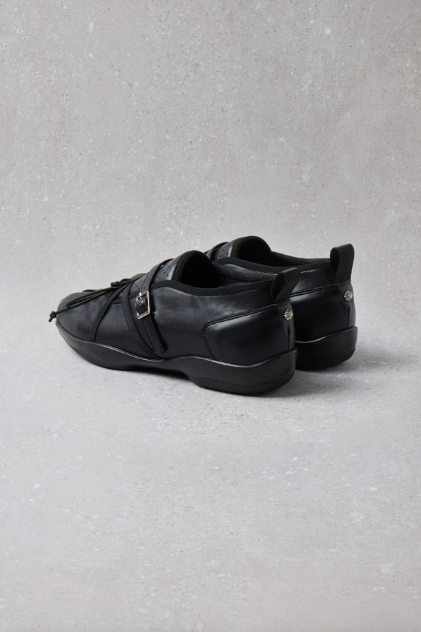 Fev_Comfy 베라 발레 스니커즈(블랙)는 여성스러운 스타일을 완성하는 발레 스니커즈입니다. 라운드 앞코 디자인에 블랙 컬러, 무지 패턴으로 어떤 룩에도 잘 어울립니다. 합성가죽 소재에 펀칭 디테일, 힐탭, 쿠션 인솔, 경량 디자인을 더해 편안한 착화감을 제공합니다. 메리제인 탑라인과 버클 및 스트랩, 리본 브로치 장착 가능으로 걸리시하고 클래식한 무드를 연출하며 데이트룩, 동네 마실룩, 카페룩에 매치하기 좋습니다. 봄, 여름, 가을 시즌에 활용하기 좋은 데일리 슈즈입니다.
