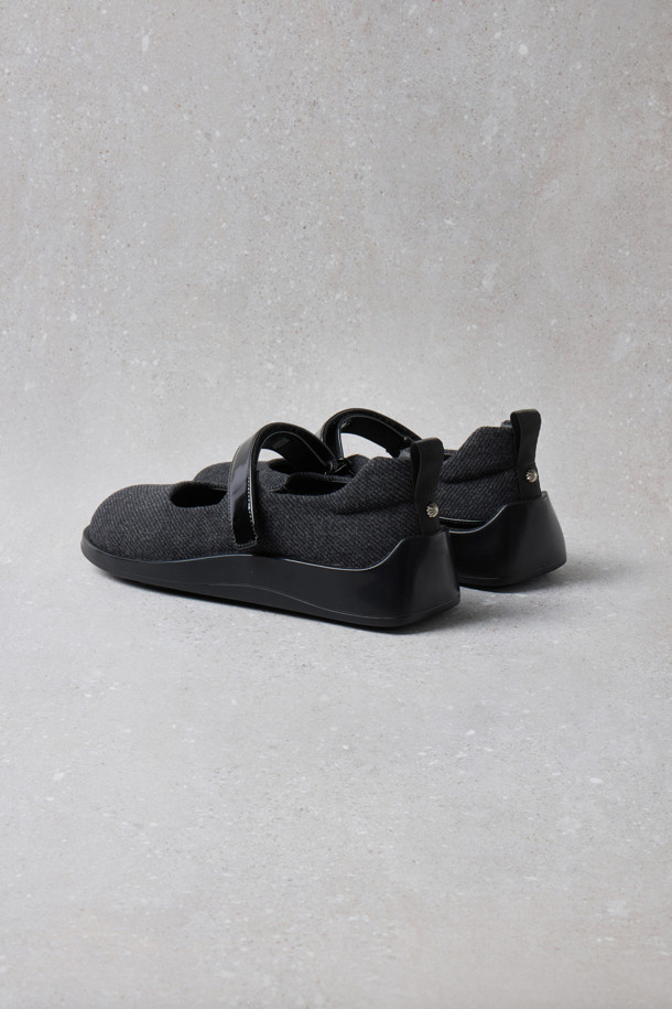 Fev_Young 뮤즈 메리 제인 스니커즈(그레이)는 여성용 메리제인 스니커즈입니다. 라운드 앞코 디자인에 벨크로 신발여밈으로 편안하게 착용할 수 있으며, 일상생활에서 활용하기 좋습니다. 경량 아웃솔과 유광 스트랩이 특징이며, 힐탭의 Fev 심볼 장식으로 포인트를 더했습니다. Fev 신꾸 액세서리를 추가하여 개성을 연출하거나, 리본 브로치로 걸리시한 스타일을 완성할 수도 있습니다. 봄, 여름, 가을 계절에 어울리는 캐주얼, 미니멀, 걸리시 스타일의 신발로 동네 마실룩이나 카페룩에 매치하기 좋습니다.
