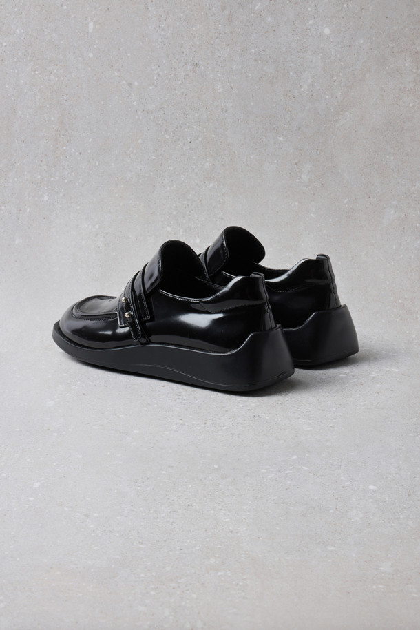 Fev_Young muze 로퍼(블랙)는 여성용 데일리 로퍼입니다. 봄, 가을에 착용하기 좋으며, 라운드 앞코와 플랫 굽으로 편안한 착용감을 제공합니다. 블랙 컬러의 무지 디자인으로, 오피스룩과 모임룩 등 다양한 TPO에 잘 어울립니다. 경량 아웃솔과 금속 장식 포인트가 돋보이며, 스트랩 탈부착 및 리본 브로치 장식으로 클래식하고 미니멀한 스타일을 연출할 수 있습니다. 가볍게 착용 가능한 로퍼를 찾으시는 분들께 추천합니다.
