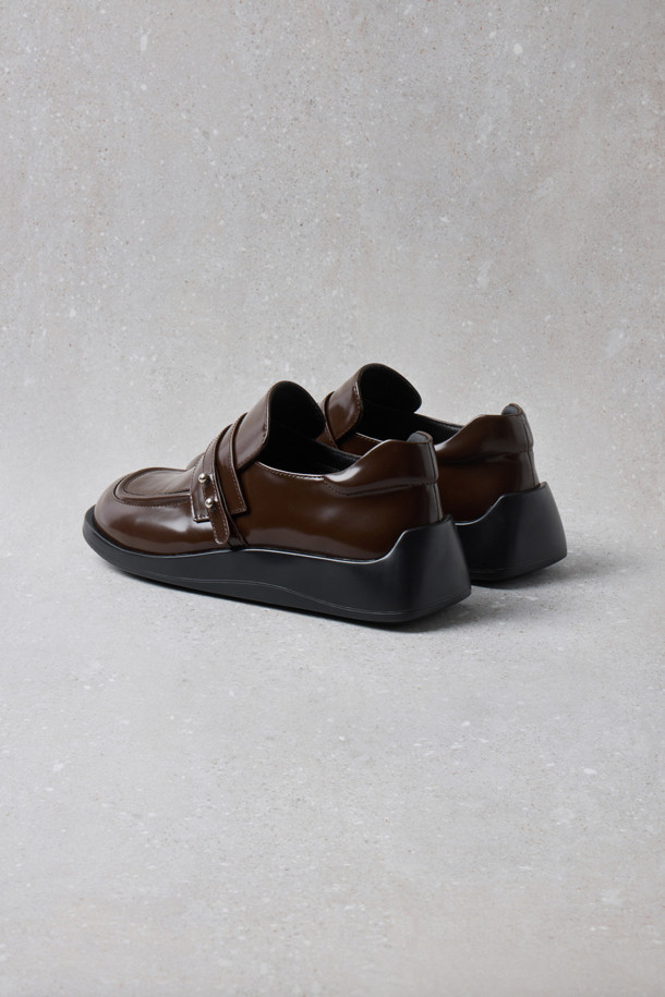 Fev_Young muze 로퍼(브라운)는 여성용 로퍼로, 데일리룩에 적합한 디자인입니다. 봄, 여름, 가을 계절에 착용하기 좋으며, 라운드 앞코와 브라운 컬러가 특징입니다. 합성가죽 소재의 로우힐 로퍼로, 경량 아웃솔과 금속 장식이 더해져 클래식한 무드를 연출합니다. 스트랩 탈부착이 가능하며, 리본 브로치를 장착하여 포인트를 줄 수도 있습니다. 데이트룩, 카페룩, 출근룩 등 다양한 TPO에 클래식, 미니멀, 캐주얼 스타일로 연출하기 좋습니다.
