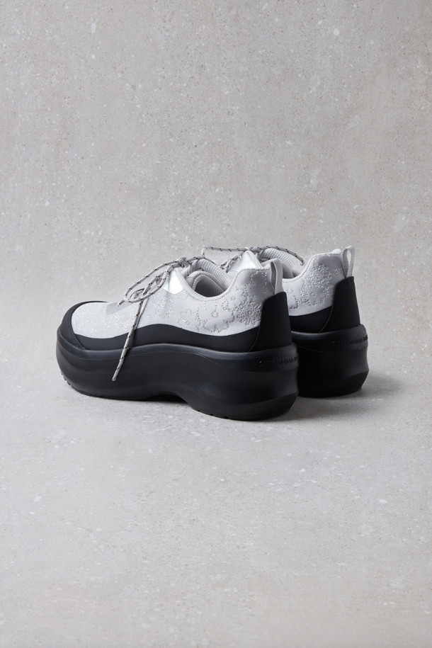 Fev_Foil 플랫폼 스니커즈(실버)는 여성스러운 데이트룩, 쇼핑룩, 카페룩을 위한 캐주얼, 미니멀, 걸리시 스타일의 플랫폼 스니커즈입니다. 실버 컬러에 라운드 앞코, 레이스업 여밈, 로우탑 디자인이 특징이며, 자수 패턴으로 포인트를 더했습니다. 부드러운 어퍼와 슬림한 디자인, 플랫폼 아웃솔이 편안함과 스타일리시함을 동시에 제공합니다. 키높이 효과를 더해 다리가 길어 보이는 효과를 주며, 앞코 러버 디테일과 리본 브로치, 금속 장식으로 개성을 연출할 수 있습니다. 봄, 여름, 가을 계절에 데일리 슈즈로 활용하기 좋습니다.
