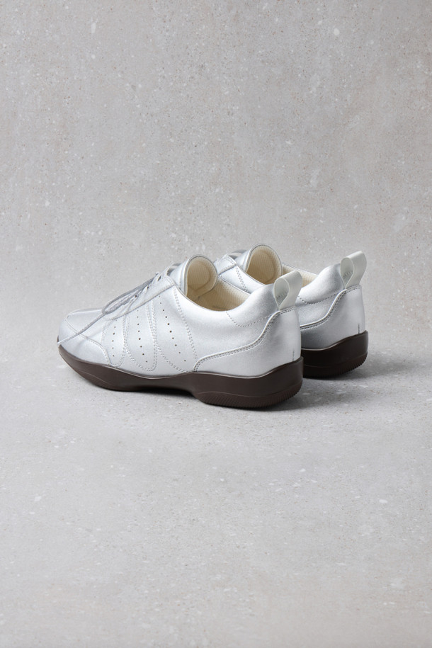 Fev_Foil 스니커즈(실버)는 여성용 신발로, 일상생활에서 편안하게 착용할 수 있는 컴포트 스니커즈입니다. 라운드 앞코와 레이스업 스타일로 디자인되었으며, 로우탑 형태로 발목을 편안하게 감싸줍니다. 실버 컬러의 무지 디자인에 사이드 펀칭 디테일과 스티치 디테일이 더해져 세련된 느낌을 줍니다. 쿠션 인솔과 유연한 아웃솔이 적용되어 편안한 착용감을 제공하며, 플랫 굽으로 활동성을 높였습니다. 동네 마실룩, 산책룩과 같은 캐주얼, 미니멀, 클래식 스타일을 즐겨 입는 분들에게 추천합니다.
