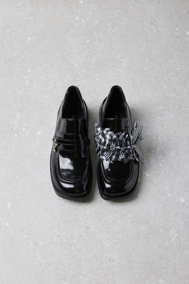 Fev(페브) 리본 브로치_라지(블랙 화이트)는 겹쳐진 리본 디테일이 돋보이는 FEV 시그니처 액세서리입니다. 블랙과 화이트 컬러의 조화로 다양한 룩에 포인트 아이템으로 활용하기 좋습니다. 체크 패턴과 리본 디자인이 클래식, 걸리시, 미니멀 스타일을 모두 아우르며, 데이트룩, 모임룩, 파티룩 등 TPO에 맞춰 다채롭게 연출할 수 있습니다. 의류, 가방, 신발 등 원하는 곳에 클립, O링, 고무링을 사용하여 간편하게 장식할 수 있어 실용적입니다.
