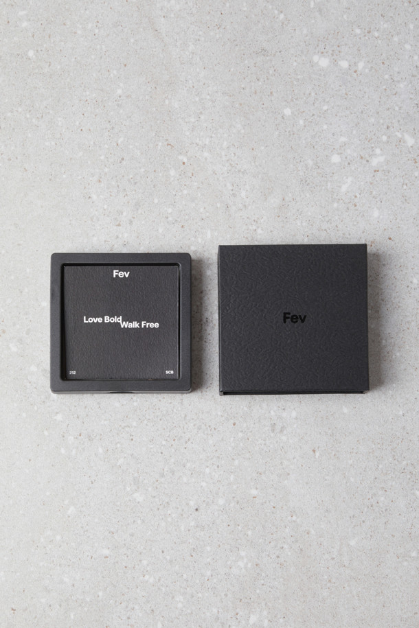 Fev_Charm set(실버)는 신발을 개성 있게 꾸며주는 슈즈 참 세트입니다. 메탈 소재로 제작되어 시크하고 미니멀한 스타일을 연출하며, 은은한 실버 컬러가 어떤 룩에도 포인트를 더합니다. 하트, 불꽃, 물방울 디자인의 참으로 구성되어 있어, DIY를 통해 나만의 스타일을 완성할 수 있습니다. O링과 결합하거나, 슈레이스에 단독으로 사용하여 데이트룩, 쇼핑룩, 동네 마실룩 등 다양한 TPO에 활용하기 좋습니다.
