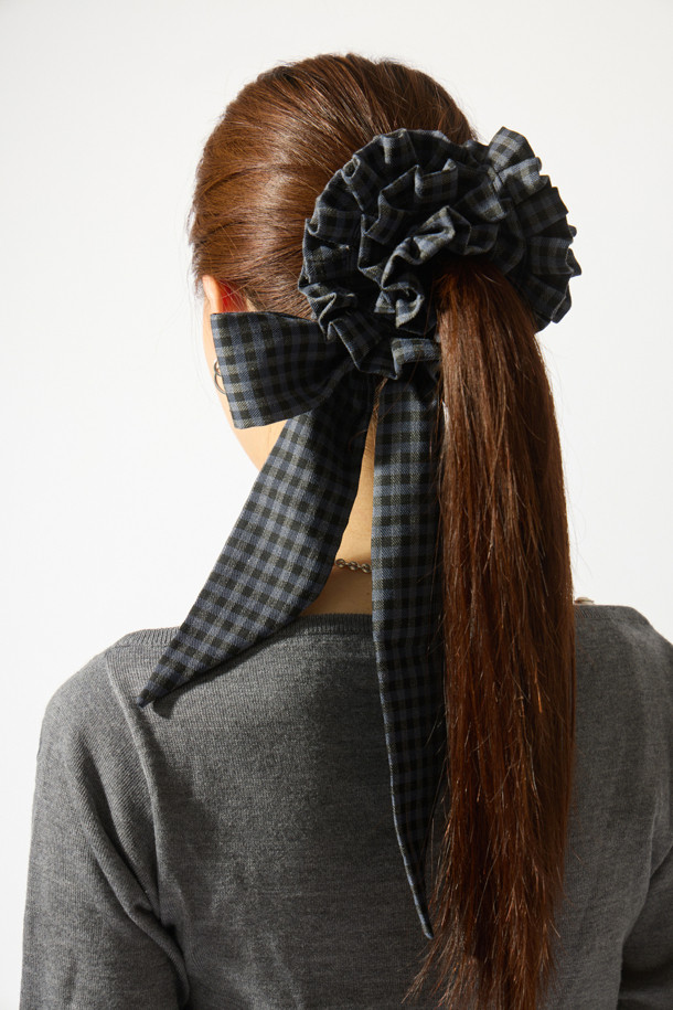페브 러플 헤어 스크런치(네이비)는 여성스러운 스타일을 완성해 줄 헤어 액세서리입니다. 풍성한 러플 디테일과 긴 리본 장식이 돋보이며, 볼륨감 있는 실루엣으로 사랑스러운 무드를 연출합니다. 네이비 컬러의 체크 패턴은 로맨틱하면서도 클래식한 분위기를 더합니다. 데이트룩, 카페룩, 모임룩 등 다양한 TPO에 활용 가능하며, 편안한 착용감을 선사합니다. 리본으로 다양한 스타일을 연출하여 페미닌한 매력을 뽐내보세요.
