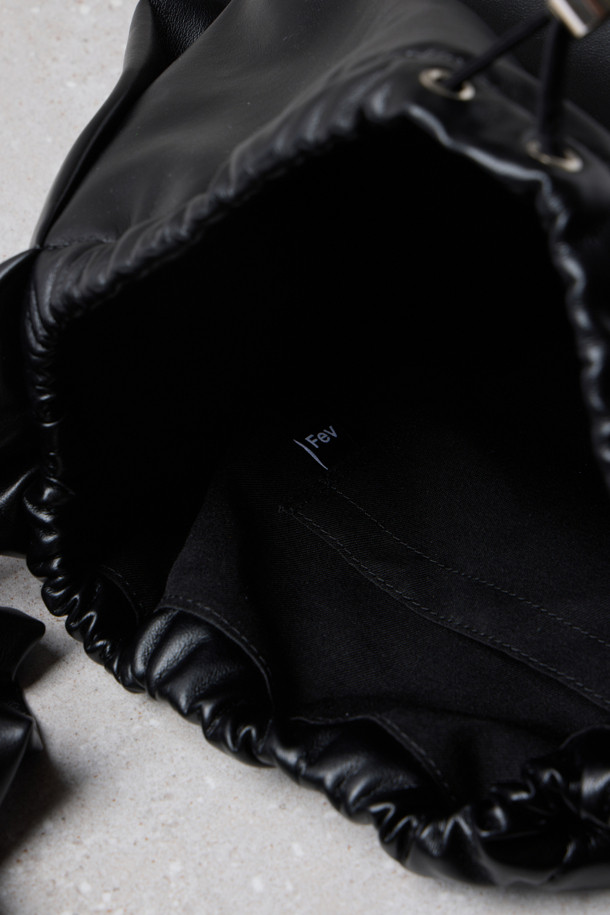 Fev 러플 백 라지(블랙)는 여성스러운 러플 디테일이 돋보이는 숄더백입니다. 부드러운 합성가죽 소재에 블랙 컬러로 제작되어 미니멀하고 시크한 스타일을 연출하며, 데이트룩, 쇼핑룩, 모임룩 등 다양한 TPO에 활용하기 좋습니다. 넉넉한 수납공간과 드로스트링 잠금 방식으로 실용성을 더했으며, 러플 길이 조절, 크로스백/숄더백/토트백 변형, 측면 D링 장착 등 다채로운 기능으로 활용도를 높였습니다. 가볍고 편안한 착용감으로 데일리 백으로 손색없으며, 라지 사이즈로 넉넉한 수납력을 제공합니다.
