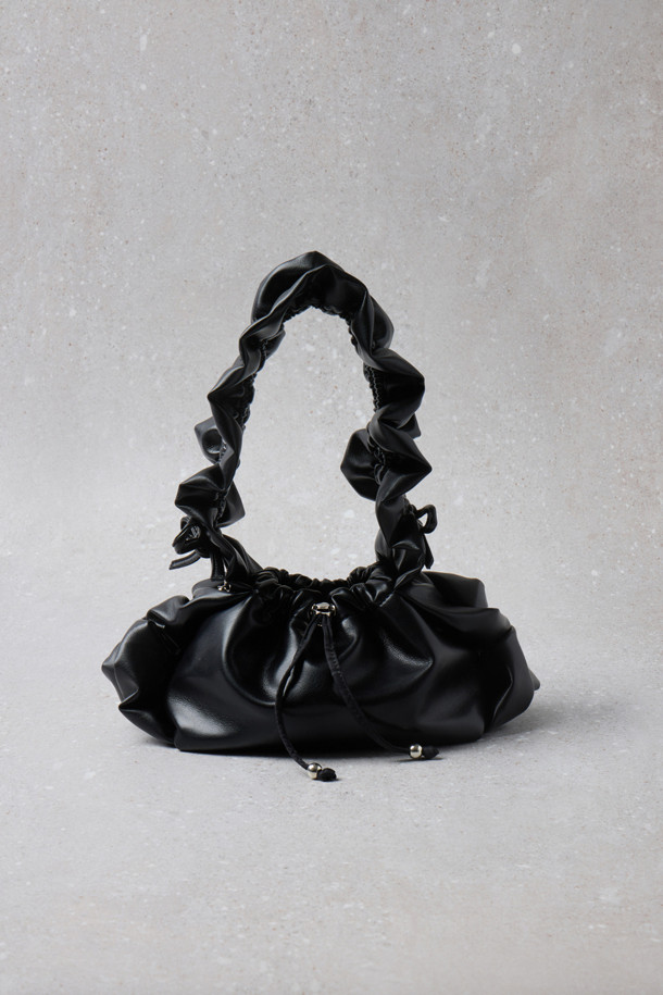 Fev 러플 백 _small(블랙)은 여성스러운 스타일을 강조하는 숄더백입니다. 부드러운 합성가죽 소재에 블랙 컬러로 제작되었으며, 러플 디테일이 돋보입니다. 드로스트링 잠금 방식으로 내용물을 안전하게 보호하며, 숄더백과 토트백으로 활용 가능합니다. 넉넉한 수납공간과 러플 길이 조절 기능, D링 장식으로 실용성을 더했습니다. 데이트룩, 쇼핑룩, 모임룩 등 다양한 TPO에 클래식, 미니멀, 걸리시 스타일을 연출하기 좋습니다.
