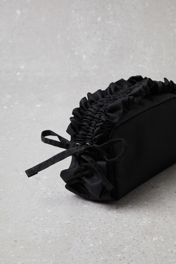 Fev(페브) 러플 미니 백(블랙)은 데이트룩, 카페룩, 쇼핑룩에 어울리는 미니멀하고 걸리시한 스타일의 가방입니다. 블랙 컬러의 무지 디자인으로, 러플과 리본 디테일이 여성스러운 포인트를 더합니다. 사이즈 조절과 길이 조절이 가능하며, 가벼운 소지품을 휴대하기에 적합합니다. 중앙에는 Fev(페브) 장식이 돋보이며, 드로스트링 사이드 디테일이 특징입니다. 미니백, 파우치, 클러치로 다양하게 활용할 수 있습니다.
