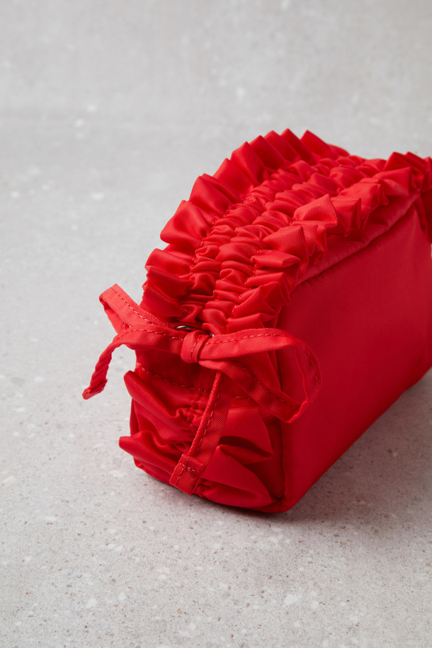 Fev(페브) 러플 미니 백(레드)은 당신의 스타일을 완성해 줄 사랑스러운 미니 백입니다. 미니멀한 디자인에 러플과 리본 디테일이 더해져 걸리시하고 클래식한 무드를 연출합니다. 가벼운 소지품을 휴대하기 좋으며, 러플 길이 조절 및 드로스트링 사이드 디테일로 실용성을 높였습니다. 중앙의 Fev(페브) 장식이 돋보이는 이 미니 백은 데이트룩, 쇼핑룩에 포인트 아이템으로 활용하기 좋습니다. 조임끈 방식으로 간편하게 열고 닫을 수 있으며, 미니백, 파우치, 클러치로 다양하게 활용 가능합니다.
