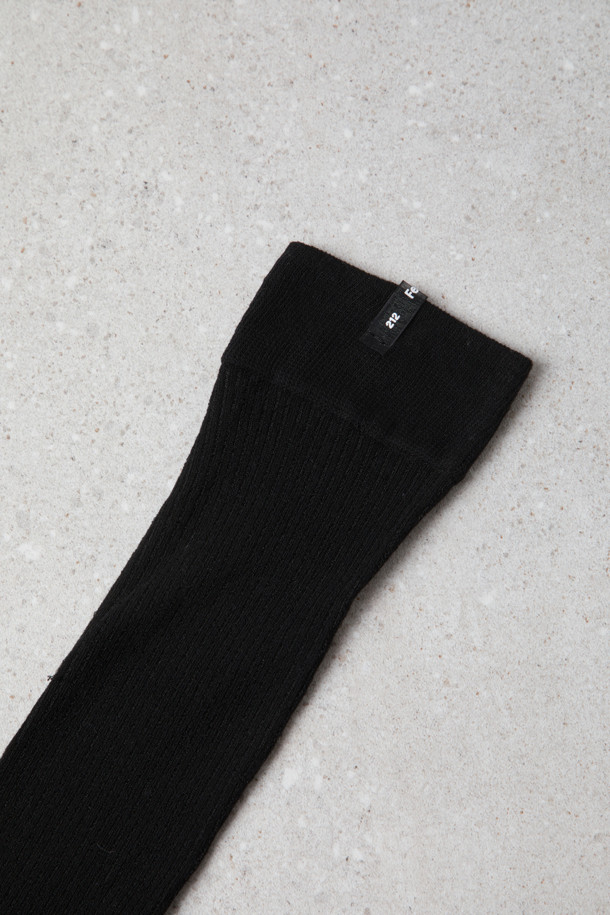 Fev 쉬어 니삭스(블랙)는 여성스러운 스타일을 연출하고 싶은 분들을 위한 아이템입니다. 얇은 시스루 소재로 제작되어 부드러운 촉감을 선사하며, 다리를 길고 슬림하게 보이도록 돕습니다. 가을에는 단독으로, 겨울에는 언더삭스로 레이어링하여 다양한 스타일을 연출할 수 있습니다. 데이트룩이나 겨울 데일리룩에 매치하여 미니멀, 로맨틱, 클래식한 무드를 더해보세요.
