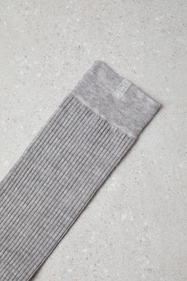 Fev 시어 무릎 양말(그레이)는 부드러운 소재로 제작되어, 다리를 길고 슬림하게 연출해 주는 여성스러운 실루엣의 니삭스입니다. 가을, 겨울철 데일리룩에 미니멀하면서도 걸리시한 스타일을 더해줍니다. 시스루 소재와 무지 패턴으로 다양한 코디에 활용하기 좋으며, 레이어링하여 포인트를 줄 수 있습니다. 특히, 그레이 컬러는 어떤 옷에도 잘 어울려 활용도가 높습니다. 단품으로 구성되어 있습니다.
