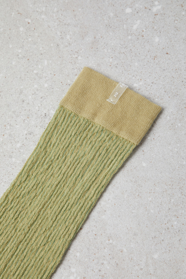 Fev 쉬어 무릎 양말(올리브)는 부드러운 소재의 시스루 니삭스로, 여성스러운 실루엣을 연출해 줍니다. 가을, 겨울철 데일리룩에 레이어링하여 다리를 길고 슬림하게 보이도록 연출할 수 있습니다. 미니멀, 클래식, 로맨틱 스타일 모두에 잘 어울립니다. 올리브 컬러는 어떤 룩에도 세련됨을 더합니다.
