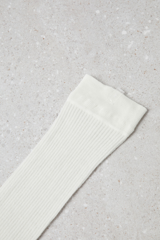 Fev_시어 무릎 양말(화이트)는 부드러운 소재감과 시스루 디자인으로 여성스러운 실루엣을 연출합니다. 다리를 길고 슬림하게 보이게 해주는 효과가 있어 데일리룩, 데이트룩, 집콕룩 등 다양한 TPO에 활용하기 좋습니다. 미니멀, 걸리시, 클래식 스타일 모두 소화 가능하며, 언더삭스로 레이어링하여 더욱 풍성한 스타일을 완성할 수 있습니다. 가을, 겨울 시즌에 따뜻함과 스타일을 동시에 잡을 수 있는 필수 아이템입니다. 무지 패턴의 화이트 컬러로 어떤 옷에도 쉽게 매치할 수 있습니다.
