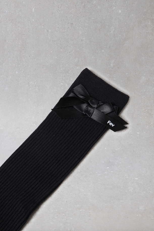 Fev 리본 무릎 양말(블랙)은 Fev 시그니처 디자인으로, 무릎 아래까지 오는 니삭스입니다. 부드러운 니트 소재로 제작되어 봄, 가을, 겨울 계절에 착용하기 좋으며, 신축성이 있어 편안한 착용감을 제공합니다. 양말 옆면에는 리본 디테일이 포인트로 들어가 있어, 베이직하면서도 걸리시한 스타일을 연출합니다. 데이트룩, 겨울 데일리룩, 모임룩 등 다양한 TPO에 클래식, 미니멀, 걸리시한 스타일로 매치하기 좋습니다.
