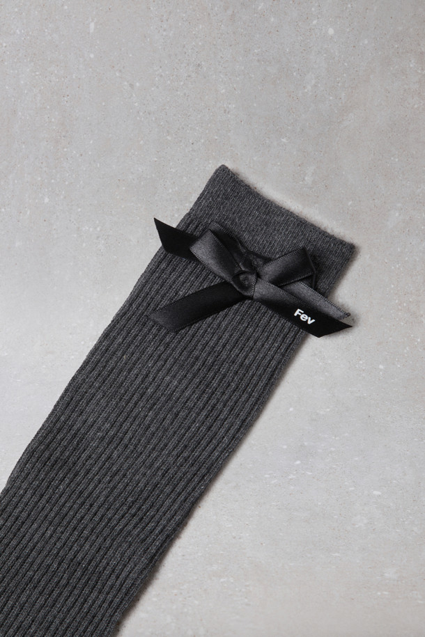 Fev 리본 무릎 양말(grey)는 부드러운 니트 소재로 제작되어 봄, 가을, 겨울, 세 계절에 걸쳐 착용하기 좋은 여성용 양말입니다. 톤 다운된 그레이 컬러에 무지 디자인으로 어떤 스타일에도 자연스럽게 매치할 수 있습니다. 무릎 아래 기장으로 다리가 길어 보이는 효과를 주며, 사이드 리본 디테일이 페미닌한 포인트를 더합니다. 신축성이 뛰어나 편안한 착용감을 선사하며, 데이트룩이나 겨울 데일리룩에 걸리시하고 클래식한 무드를 더해줍니다. Fev 시그니처 디자인으로 제작되어 소장 가치를 높였습니다.
