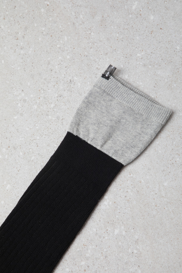 Fev 레이어드 미드 삭스(블랙)는 일상에서 편안하게 착용하기 좋은 캐주얼 양말입니다. 면, 나일론, 스판덱스 혼방 소재로 제작되어 부드러운 촉감과 신축성을 제공하며, 사계절 내내 활용 가능합니다. 양말 상단 레이어링 디자인이 특징이며, 발등부터 종아리까지 여유 있는 핏으로 자연스러운 실루엣을 연출합니다. 가벼운 착용감으로 동네 마실룩과 미니멀한 스타일에 매치하기 좋습니다. 블랙 색상으로 어떤 옷에도 쉽게 코디할 수 있습니다.
