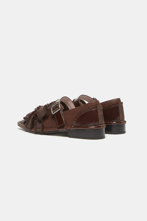 '커튼 콜 리본 플랫(브라운)'은 여성스러운 무드와 중성적인 매력을 동시에 선사하는 플랫슈즈입니다. 부드러운 소가죽과 스웨이드 소재를 사용하여 고급스러운 텍스처를 느낄 수 있으며, 은은한 광택이 더해져 세련된 분위기를 자아냅니다. 스퀘어 토 디자인과 버클, 리본, 밴드, 스트랩 장식이 돋보이는 디자인으로, 데일리, 캐주얼, 포멀 등 다양한 용도로 활용 가능합니다. 오피스룩이나 모임룩에 클래식하면서도 미니멀한, 걸리시한 스타일을 더해보세요.
