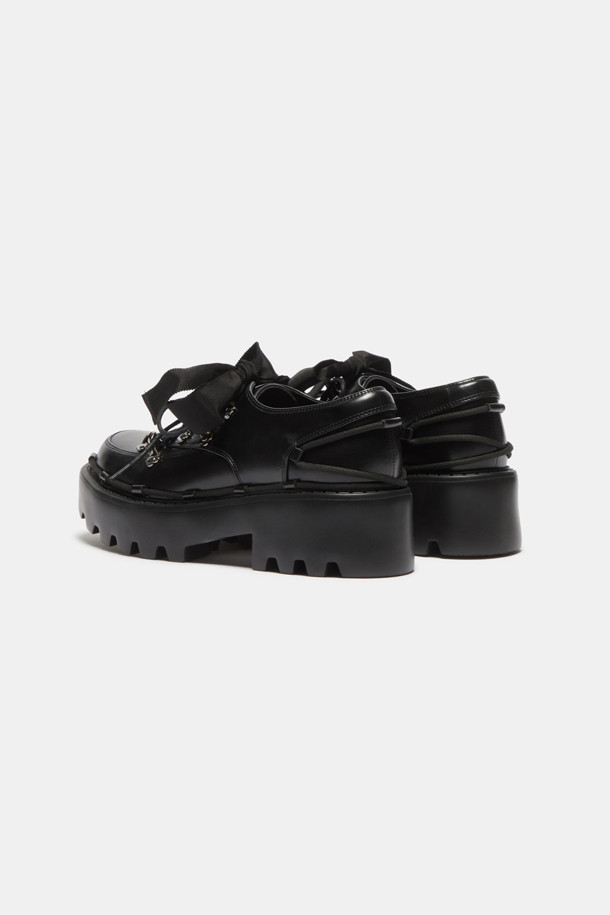 **Shoe lace 로퍼(black)**

소가죽 소재의 블랙 컬러 Shoe lace 로퍼입니다. 일상에서 편안하게 착용하기 좋은 플랫 굽 디자인으로, 캐주얼하면서도 여성스러운 분위기를 연출합니다. 리본 신끈과 고리 장식, 청키한 디자인이 돋보이며, 출근룩이나 모임룩에 미니멀한 스타일로 코디하기 좋습니다.
