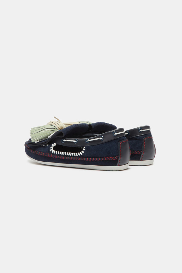 네이비 컬러의 폼폼 로퍼입니다. 부드러운 스웨이드와 양가죽 소재로 제작되어 가을, 겨울 시즌에 따뜻하고 편안하게 착용할 수 있습니다. 모카신 앞코와 화이트 스티치 디테일이 돋보이며, 클래식한 디자인에 투톤 태슬 장식이 더해져 캐주얼하면서도 세련된 무드를 연출합니다. 출근룩, 모임룩 등 다양한 TPO에 활용 가능한 플랫 슈즈로, 캐주얼, 클래식, 미니멀 스타일을 즐겨 입는 여성분들께 추천합니다.
