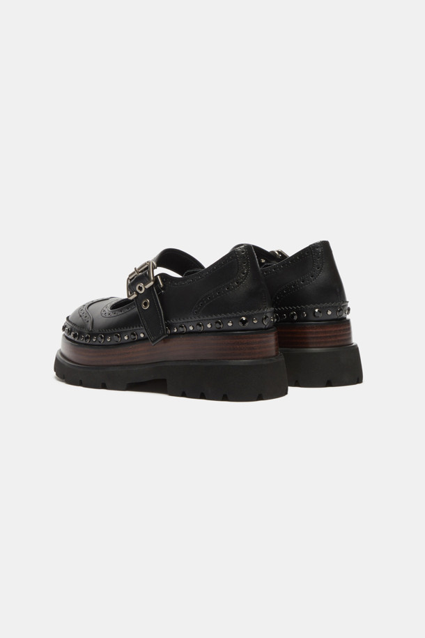 Chunky mary jane loafer(black)는 여성스러운 매력과 시크한 분위기를 동시에 연출하는 메리 제인 로퍼입니다. 소가죽 소재로 제작되어 고급스러우며, 펀칭 디테일과 스터드 장식이 돋보입니다. 굽 타입은 청키힐로 안정적인 착화감을 제공하며, 블랙과 브라운 두 가지 색상으로 출시되었습니다. 출근룩, 모임룩, 데이트룩 등 다양한 TPO에 클래식, 캐주얼, 시크한 스타일을 더해 세련된 룩을 완성해 보세요.
