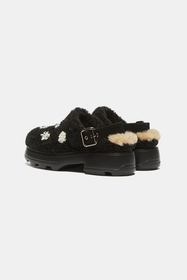 Furridge jewelry 뮬(블랙)은 페이크 퍼 소재에 보석 장식으로 포인트를 더해 페미닌한 무드를 연출하는 여성 뮬입니다. 가을, 겨울 시즌에 어울리는 오픈 토 디자인이며, 플랫 굽으로 편안한 착화감을 선사합니다. 데이트룩, 모임룩에 세련됨을 더하고 캐주얼 및 미니멀 스타일 모두 소화 가능합니다. 안감은 퍼 소재로 마감하여 더욱 포근하게 발을 감싸줍니다. 블랙 컬러의 무지 디자인으로 어떤 코디에도 쉽게 매치할 수 있습니다.
