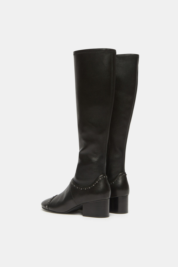 세련된 무드를 연출하는 스터드 롱 부츠(black)입니다. 부드러운 양가죽과 스판 소재의 조화로 편안한 착화감을 선사하며, 라운드 토우 디자인과 청키힐 굽으로 페미닌한 매력을 더했습니다. 가을, 겨울 시즌 데이트룩, 모임룩, 오피스룩 등 다양한 TPO에 활용하기 좋습니다. 롱 부츠 탑라인과 슬림핏 디자인이 다리를 더욱 길고 날씬하게 보이게 하며, 스터드/찡 디테일이 시크하면서도 세련된 스타일을 완성합니다. 클래식, 미니멀, 시크 스타일에 매치하여 자신만의 스타일을 연출해보세요.

