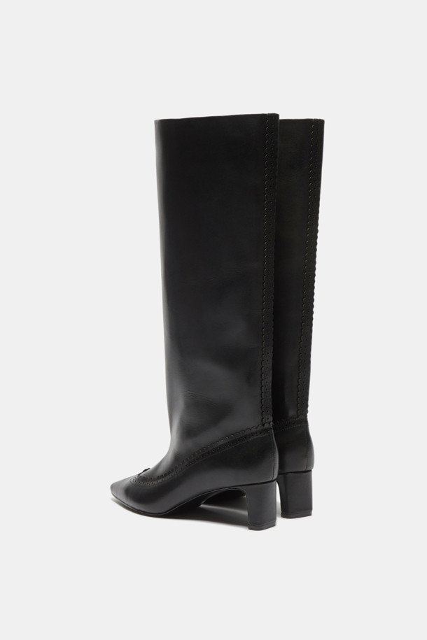 세련된 스타일을 완성하는 브로그 디테일 롱 부츠(블랙)입니다. 부드러운 소가죽 소재로 제작되어 편안한 착화감을 선사하며, 슬림한 실루엣이 다리 라인을 더욱 돋보이게 합니다. 포인티드 앞코와 미들힐 굽은 클래식하면서도 우아한 무드를 연출합니다. 가을, 겨울 시즌 오피스룩, 모임룩, 데이트룩에 모두 잘 어울리며, 다양한 스타일을 소화할 수 있는 매력적인 아이템입니다. 플라워 패턴이 은은하게 더해져 세련된 포인트를 더합니다.
