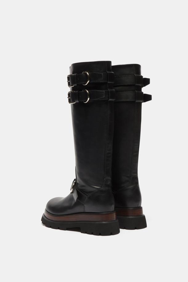 세련된 무드의 척키 롱 부츠(black)입니다. 부드러운 소가죽 소재에 은은한 광택감이 더해져 고급스러운 분위기를 자아냅니다. 라운드 앞코 디자인과 6cm 청키힐이 편안하면서도 다리 라인을 예쁘게 잡아줍니다. 상단과 발목 라인의 메탈 버클 스트랩이 클래식한 포인트를 더하며, 넉넉한 발볼로 편안한 착화감을 선사합니다. 가을, 겨울 시즌 오피스룩, 모임룩, 데이트룩 등 다양한 스타일에 시크하고 미니멀하게 매치하여 스타일리시함을 완성해보세요.
