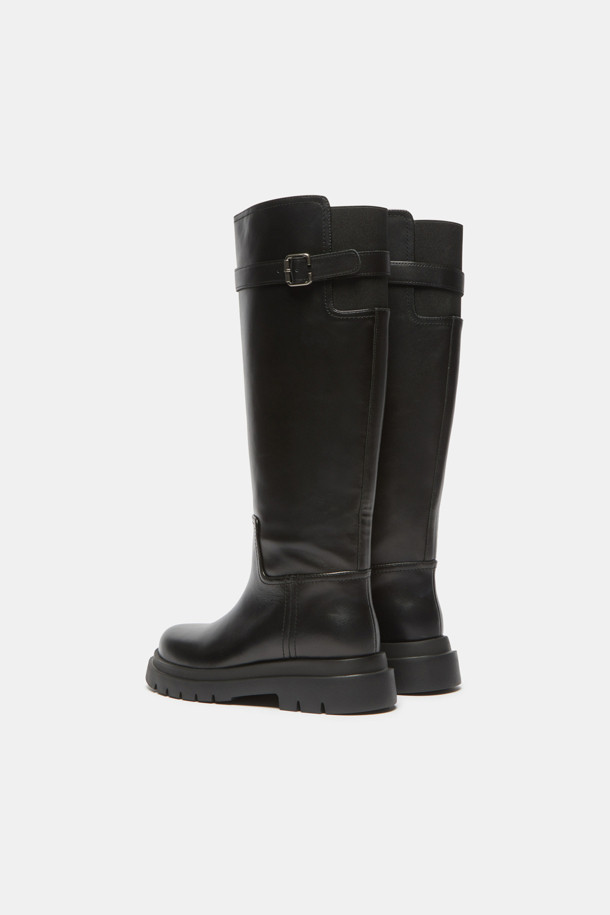 버클 롱 부츠(black)는 소가죽 소재의 미들힐 청키힐 롱부츠입니다. 일자 핏 실루엣과 엔틱 버클 디테일이 클래식한 무드를 더하며, 데일리룩과 오피스룩에 모두 잘 어울립니다. 상단 벨트 스트랩은 탈착 가능하며, 뒷밴드 디테일로 편안한 착화감을 제공합니다. 가을, 겨울 시즌, 시크하고 미니멀한 스타일을 즐기는 여성분들께 추천합니다. 출근룩이나 모임룩에도 활용하기 좋은 아이템입니다.
