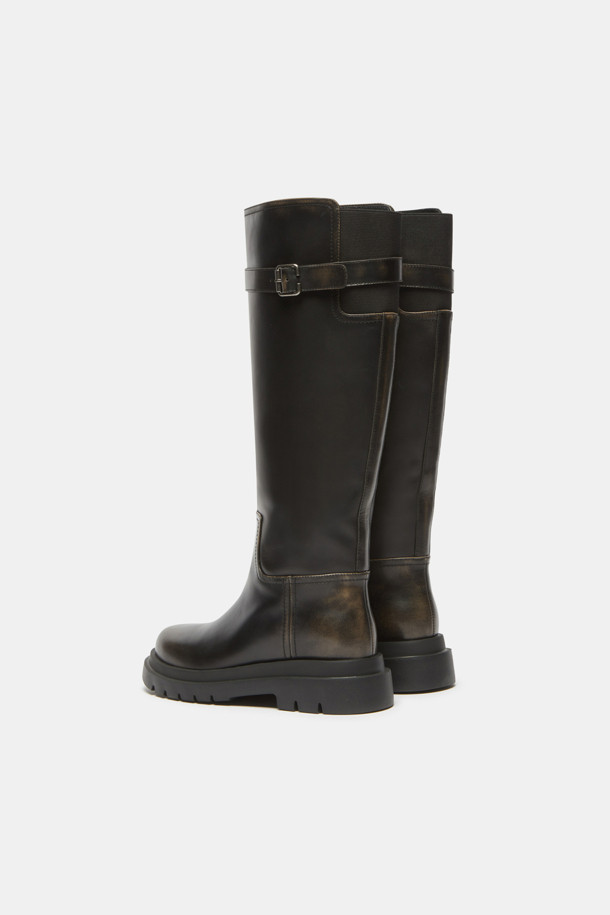 브라운 컬러의 버클 롱 부츠입니다. 소가죽 소재로 제작되어 고급스러운 퀄리티를 자랑하며, 가을과 겨울에 데일리 및 오피스룩에 모두 잘 어울립니다. 클래식한 무드의 무지 디자인에 엔틱 버클 디테일이 더해져 시크하면서도 세련된 스타일을 연출합니다. 벨트 스트랩 탈착 및 뒷밴드 디테일, 일자 핏 실루엣으로 편안한 착화감을 제공하며 다양한 스타일링을 완성합니다. 오피스룩, 겨울 데일리룩, 모임룩 등 TPO에 구애받지 않고 폭넓게 활용할 수 있습니다.
