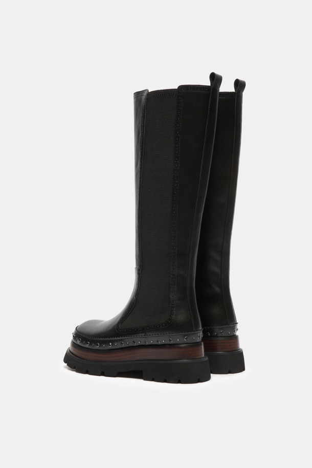 세련된 스타일을 완성하는 Stud long boots(스터드 롱 부츠, 블랙)입니다. 부드러운 소가죽 소재에 라운드 앞코 디자인으로 편안함을 더했으며, 굽 높이 6cm의 통굽으로 안정적인 착화감을 선사합니다. 사이드 엘라스틱 밴딩과 뒷라인 풀탭으로 신고 벗기 용이하며, 스터드 장식과 스티치 라인, 이중 몰드창과 몰드솔이 디자인의 완성도를 높입니다. 출근룩, 모임룩 등 다양한 TPO에 클래식, 캐주얼, 미니멀 스타일을 연출하여 세련된 분위기를 더해보세요.
