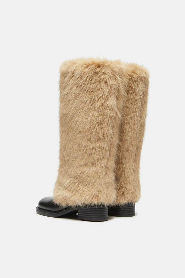 Furridge 롱 부츠(블랙)는 여성 고객을 위한 겨울철 필수 아이템입니다. 소가죽과 페이크 퍼 소재를 사용하여 보온성을 높였으며, 부드러운 퍼 안감과 인솔 마감으로 편안한 착화감을 제공합니다. 라운드 스퀘어 앞코 디자인과 무지 패턴으로 클래식, 미니멀, 캐주얼 등 다양한 스타일 연출에 용이합니다. 출근룩은 물론 모임룩에도 포인트를 더할 수 있으며, 가벼운 몰드 아웃솔로 활동성을 더했습니다. 블랙과 라이트 베이지 두 가지 컬러로 출시되었습니다.
