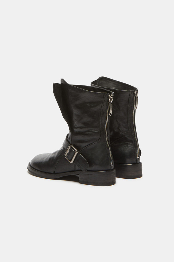 세련된 무드의 블랙 버클 바이커 부츠입니다. 부드러운 소가죽 소재에 라운드 토우 디자인으로 편안함을 더했으며, 미들 힐과 청키힐 조합으로 안정적인 착화감을 선사합니다. 와이드 버클 스트랩과 뒷지퍼 디테일, 접이식 발목 디자인으로 시크하면서도 터프한 매력을 강조합니다. 가을, 겨울 시즌, 출근룩과 모임룩에 시크하고 클래식한 스타일을 연출해보세요. 슬림한 팬츠, 레더 스커트, 롱 코트, 니트 원피스와 함께 스타일리시하게 코디할 수 있습니다.
