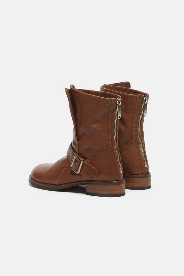 브라운 컬러의 버클 바이커 부츠는 시크하고 터프한 매력을 선사합니다. 부드러운 소가죽 소재로 제작되어 가을, 겨울 시즌에 따뜻하게 착용할 수 있습니다. 와이드 버클 스트랩과 뒷지퍼, 클래식한 바이커 부츠 실루엣이 특징이며, 접이식 발목 디자인과 날개 부분 철사 내장으로 세련된 핏을 연출합니다. 출근룩과 모임룩, 워크웨어 스타일에 포인트 아이템으로 활용하기 좋습니다. 광택감 있는 빈티지 가죽이 고급스러운 분위기를 더합니다.
