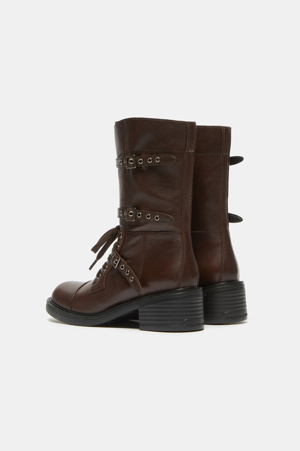 세련된 스타일을 완성하는 벨티드 바이커 부츠(브라운)입니다. 부드러운 양가죽 소재와 라운드 토우 디자인으로 편안한 착용감을 선사하며, 미드컷 탑라인과 사이드 지퍼, 버클 디테일로 포인트를 더했습니다. 가을, 겨울 시즌 데일리룩에 포인트 주기 좋으며, 캐주얼, 클래식, 미니멀 스타일 모두 소화 가능합니다. 출근룩과 모임룩에 시크함을 더해보세요. 청키힐과 벨트 디테일이 돋보이는 워싱 처리된 브라운 컬러의 바이커 부츠입니다.
