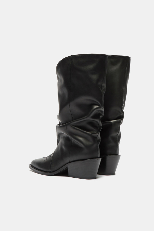 세련된 여성의 발을 위한 블랙 웨스턴 앵클 부츠입니다. 소가죽과 스판덱스 소재로 제작되어 편안함과 스타일을 동시에 잡았습니다. 포인티드 토우와 각진 굽, 자수 디테일이 클래식하면서도 시크한 무드를 연출합니다. 데이트룩이나 모임룩에 매치하여 세련된 스타일을 완성해보세요. 투웨이 디자인으로 다양한 스타일을 연출할 수 있습니다.
