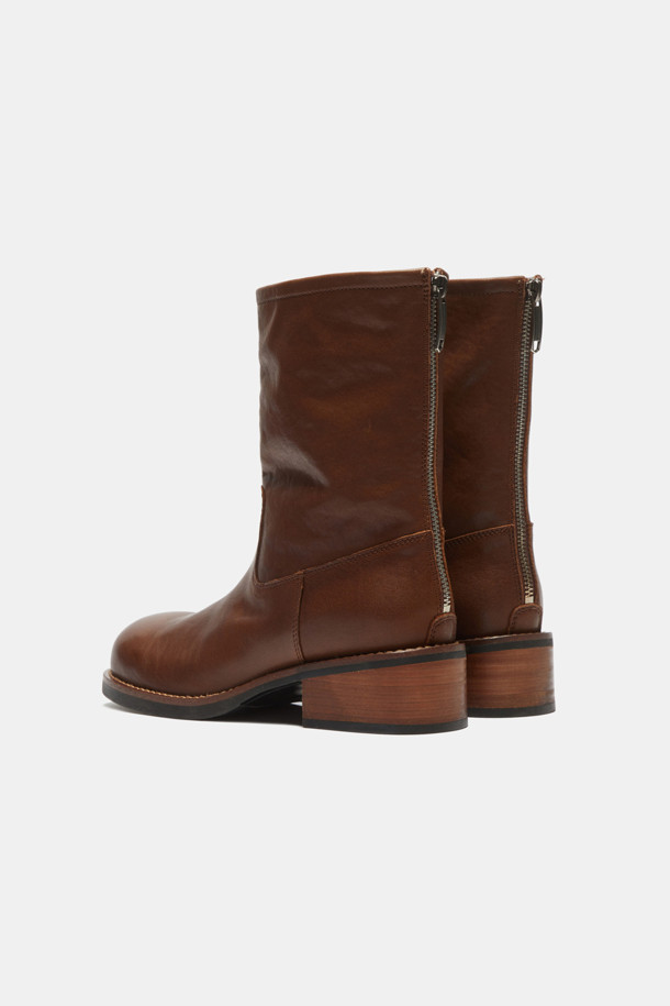 **레트로 앵클 부츠(브라운)**는 가을, 겨울 당신의 일상과 출근룩을 책임질 여성 앵클부츠입니다. 부드러운 소가죽 소재와 4cm 미들힐 굽으로 편안함과 안정감을 선사하며, 소프트 스퀘어 또는 라운드 앞코 디자인으로 세련된 멋을 더했습니다. 워싱 가공으로 빈티지 무드를 연출하며, 발볼이 여유 있어 편안한 착용감을 제공합니다. 클래식, 캐주얼, 미니멀 스타일을 모두 아우르는 브라운 컬러의 무지 디자인으로 다양한 룩에 매치하기 좋습니다.
