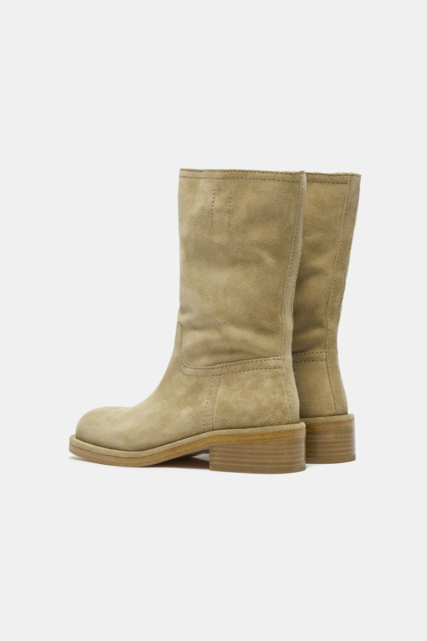 세련된 웨스턴 무드의 스웨이드 앵클 부츠(카키)입니다. 부드러운 소가죽 스웨이드 소재와 따뜻한 카키 컬러가 빈티지한 분위기를 자아냅니다. 스퀘어 토우 디자인과 통굽 미들힐이 편안함과 스타일리시함을 동시에 선사하며, 무지 패턴과 심플한 스티치 라인이 특징입니다. 앵클 탑라인과 루즈핏 디자인으로 다리가 더욱 길어 보이는 효과를 줍니다. 가을, 겨울 모임룩, 클래식, 레트로, 캐주얼 스타일링에 활용하기 좋습니다.
