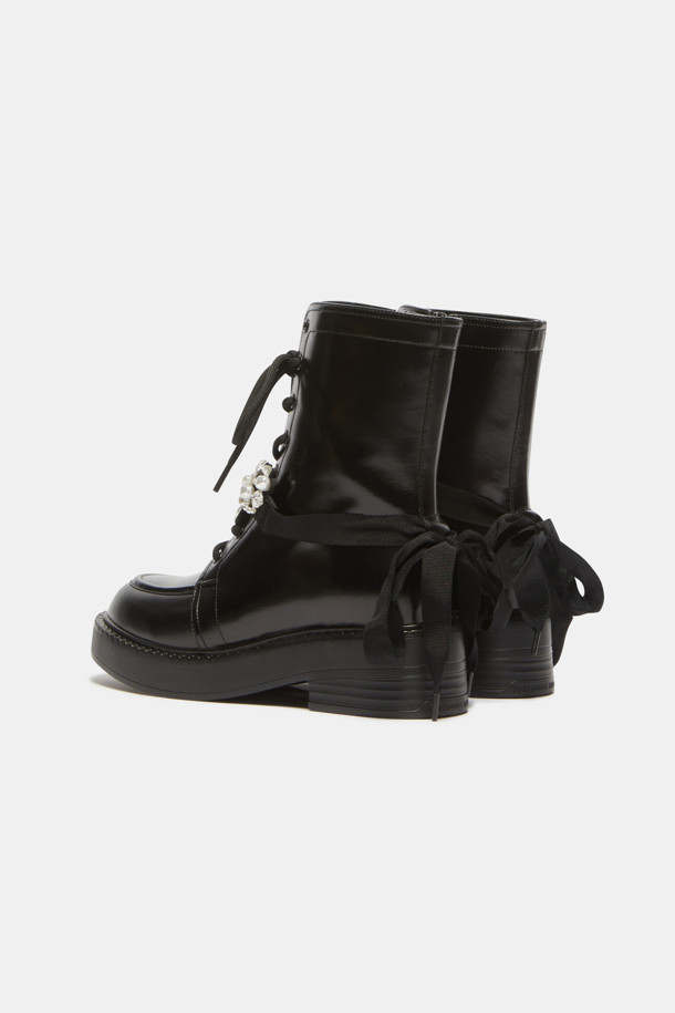 "Dazzling boots(블랙)"는 페미닌하고 시크한 무드를 연출하는 여성 부츠입니다. 라운드 토우 디자인에 미들힐 청키힐을 사용하여 편안함과 스타일을 동시에 잡았습니다. 소가죽 소재로 제작되어 고급스러움을 더하고, 은은한 광택감이 돋보입니다. 탈부착 가능한 주얼리 장식 끈, 진주와 크리스털 디테일이 돋보이며, 사이드 지퍼와 레이스업으로 간편하게 착용할 수 있습니다. 데이트룩, 모임룩, 소개팅룩 등 다양한 TPO에 시크, 클래식, 미니멀한 스타일을 완성해보세요.
