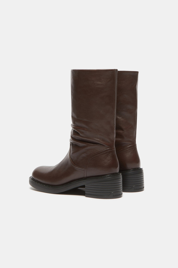 부드러운 소가죽 소재의 슬라우치 디테일 앵클 부츠(브라운)입니다. 라운드 토우 디자인에 중굽 통굽으로 안정적인 착화감을 선사하며, 발목을 덮는 앵클 기장으로 다리가 더욱 슬림해 보이는 효과를 줍니다. 넉넉한 통넓이와 경량 몰드로 편안함을 더했으며, 캐주얼, 클래식, 미니멀 스타일 모두 소화 가능한 활용도 높은 아이템입니다. 일상룩, 출근룩, 모임룩 등 다양한 TPO에 매치하여 스타일리시한 연출을 완성해보세요. 가을, 겨울 시즌 데일리 슈즈로 추천합니다.
