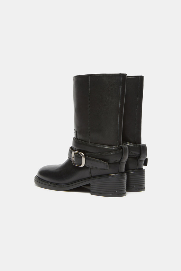 버클 부츠(블랙)는 소가죽 소재의 라운드 토우 디자인으로, 가을, 겨울철 데일리룩, 모임룩, 데이트룩에 모두 잘 어울리는 여성 부츠입니다. 미들 기장에 원버클 장식으로 포인트를 더했으며, 청키힐과 러버 아웃솔, 여유로운 핏으로 편안한 착화감을 선사합니다. 트렌디하고 세련된 스타일을 연출하며, 경량 기능으로 활동성을 높였습니다. 클래식, 미니멀, 시크 스타일에 완벽하게 매치되어 다양한 룩을 연출할 수 있습니다.
