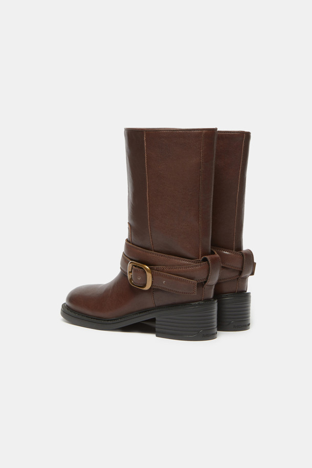 브라운 컬러의 버클 부츠입니다. 라운드 앞코에 소가죽 소재로 제작되어 가을, 겨울철 일상에서 착용하기 좋습니다. 미들 기장에 원버클 장식이 돋보이며, 여유로운 핏과 가벼운 착화감, 편안한 착화감을 제공합니다. 로우힐 디자인으로 출근룩, 모임룩, 데이트룩 등 다양한 TPO에 클래식, 미니멀, 캐주얼 스타일로 연출하기 좋습니다.
