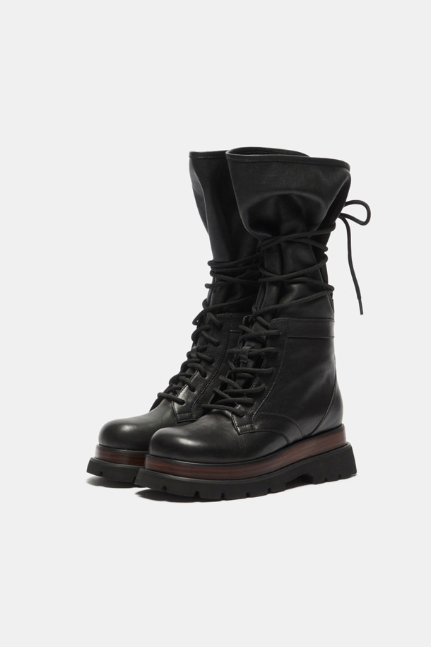 A라인 레이스업 부츠(블랙)는 세련된 스타일을 완성하는 여성 부츠입니다. 부드러운 소가죽 소재에 은은한 광택감을 더해 고급스러운 분위기를 연출하며, 상단이 여유있게 벌어지는 A라인 실루엣이 특징입니다. 미드솔 배색으로 포인트를 더하고 롱 레이스업 디자인으로 종아리를 감싸는 연출이 가능합니다. 라운드 앞코와 통굽 디자인으로 편안한 착용감을 제공하며, 가을/겨울 시즌 출근룩과 모임룩에 시크하고 클래식한 매력을 더합니다. 사이즈 조절이 가능한 레이스업 부츠는 미니멀한 스타일을 즐기는 여성분들께 추천합니다.
