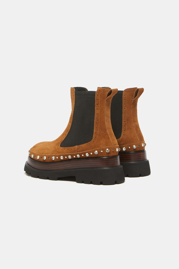 세련된 무드를 연출하는 스터드 앵클 부츠(브라운)입니다. 부드러운 소가죽 소재로 제작되어 고급스러운 질감을 자랑하며, 측면 밴딩 디테일이 편안한 착화감을 선사합니다. 클래식한 첼시부츠 실루엣에 스터드와 보석 장식이 더해져 유니크한 포인트를 더합니다. 로우힐 디자인으로 활동성을 높였으며, 출근룩과 모임룩 등 다양한 TPO에 활용 가능합니다. 미니멀, 시크, 클래식 스타일을 즐겨 입는 여성분들께 추천합니다.
