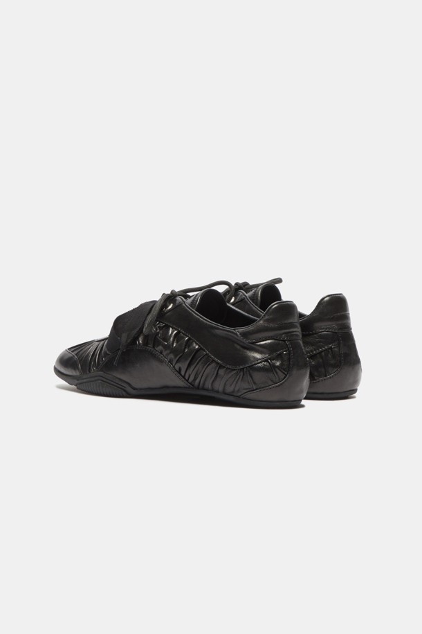 "Curtain call shrring sneakers(black)"는 여성스러운 무드를 연출하는 블랙 컬러의 스니커즈입니다. 양가죽과 스웨이드 소재를 사용하여 고급스러운 느낌을 더했으며, 둥근 코 디자인과 플랫한 굽으로 편안한 착용감을 제공합니다. 셔링 디테일이 돋보이며, 와이드한 슈레이스와 내부 속굽 적용으로 독특한 스타일을 연출합니다. 데이트룩, 동네 마실룩, 카페룩 등 다양한 TPO에 걸맞는 클래식, 미니멀, 걸리시 스타일을 완성해보세요. 사계절 내내 활용 가능한 아이템입니다.
