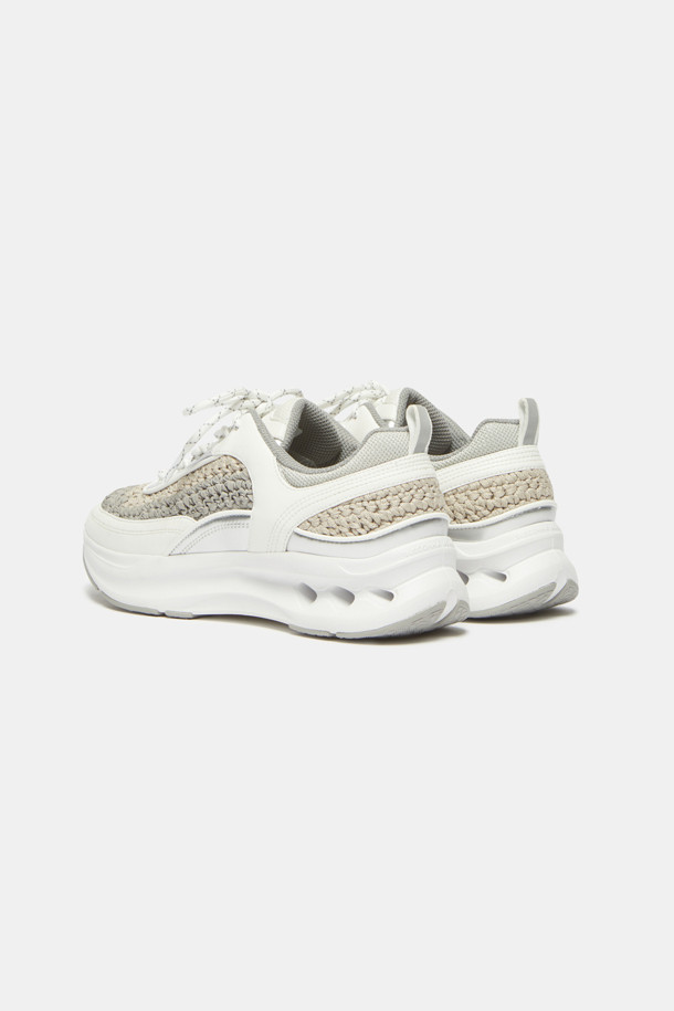 아이보리 컬러의 보우(Bow) 스니커즈는 여성들을 위한 캐주얼하고 스포티한 스타일의 운동화입니다. 니트 소재와 합성가죽의 조화로 편안함과 세련된 디자인을 동시에 잡았으며, 라운드 앞코와 로우탑 디자인으로 발을 더욱 편안하게 감싸줍니다. 봄, 여름, 가을까지 폭넓게 착용 가능하며, 일상, 산책, 여행 등 다양한 TPO에 활용할 수 있습니다. 경량의 몰드 아웃솔과 통기성이 우수한 소재를 사용하여 활동성을 높였으며, 니트 짜임 패턴과 신발끈 디테일이 돋보이는 유니크한 디자인의 플랫 스니커즈입니다. 
