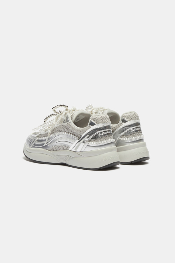 2025 딜라이트 스니커즈(실버)는 여성 고객을 위한 사계절용 여성 운동화입니다. 라운드 앞코 디자인에 가볍고 통기성이 좋은 합성가죽과 메시 소재를 사용하여 편안한 착용감을 제공합니다. 플랫 굽에 무지 패턴으로, 페미닌하면서도 클래식한 스타일을 연출하며, 일상 속 동네 마실룩에 적합합니다. 탈부착 가능한 진주 장식이 돋보이며 클래식 러너 실루엣과 레이스업 신발 여밈으로, 미니멀하고 캐주얼한 스타일을 완성합니다.
